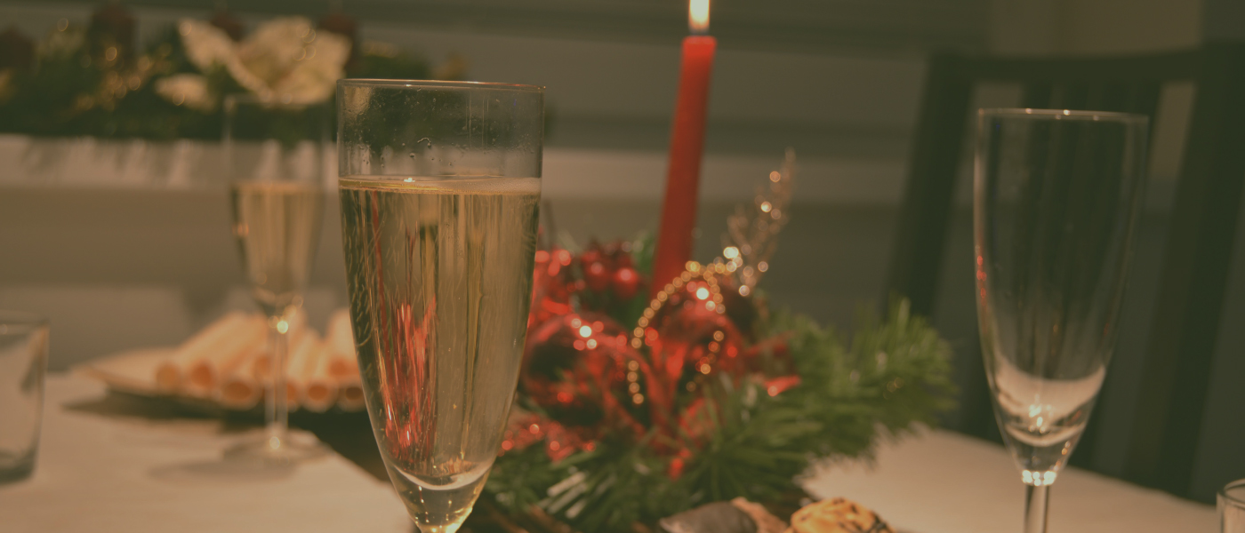 Copas con champan, una cena romántica.